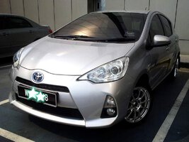 2013-07-22-16-50-06_deco Prius C.jpg