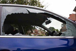 ss-485040-carBrokenWindow.jpg