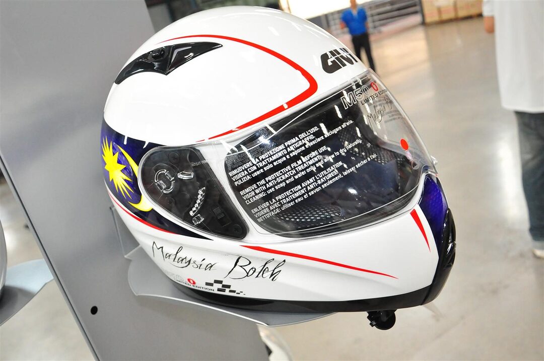 GIVI Showcases New Box and Helmet Carrying our Malaysian Flag!