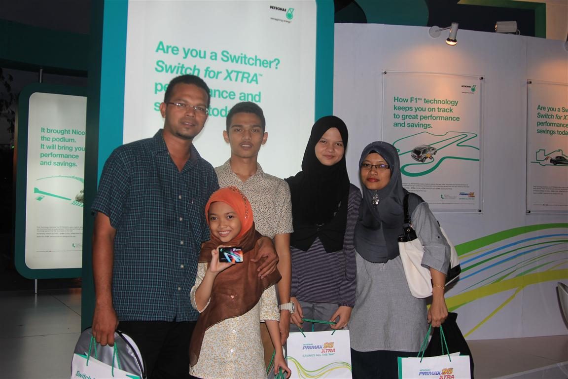 PDB Switch for XTRA' Roadshow - 02 Pn Zaharah & Family