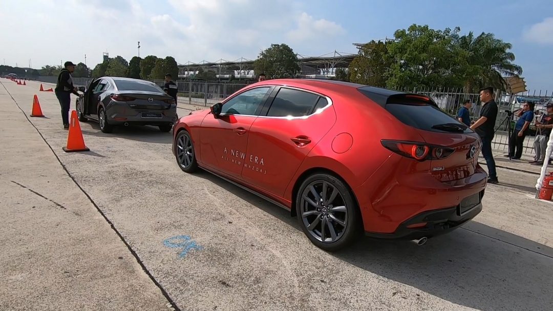 2019 Mazda 3 Gvc Plus Test Liftback 2l Vs Sedan 1 5l