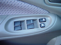 nissan_04sentra18s_doorcontrols.jpg