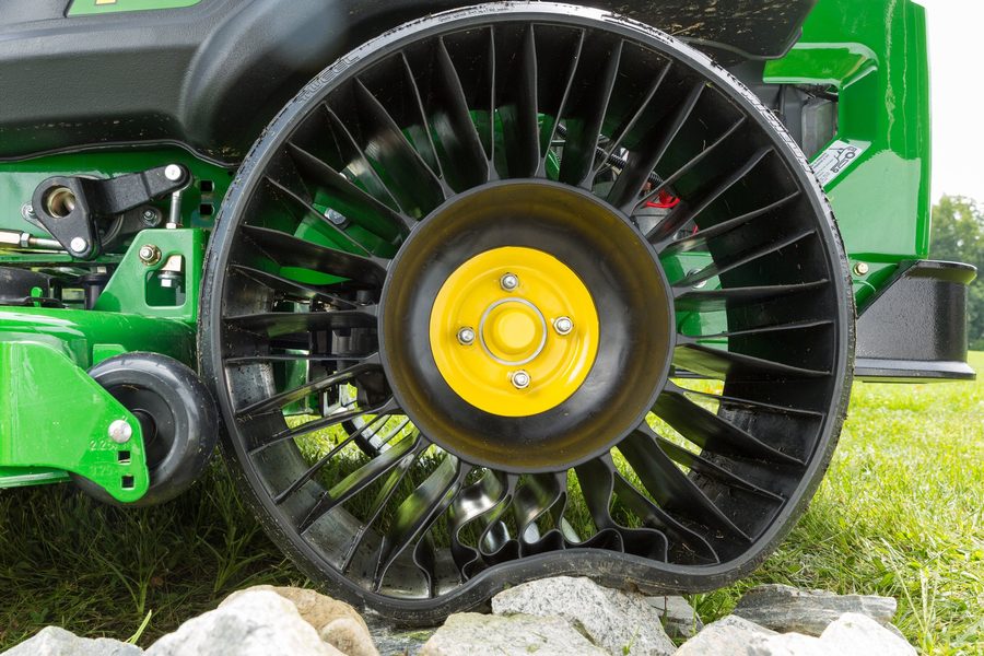 tweel-z993-in-use-cropped-r4e-700x467.jpg