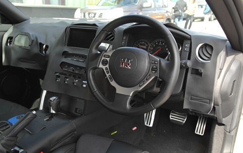 08_nissan_skyline_gtr_int_1_500.jpg
