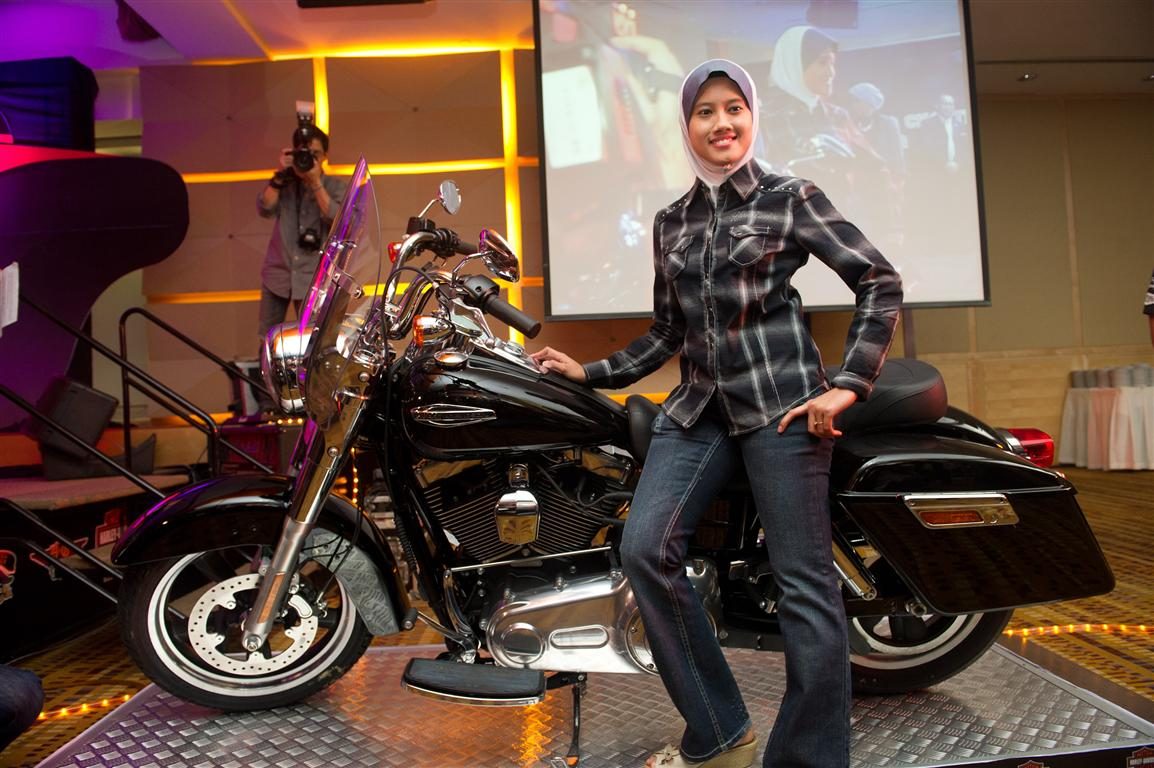 Ladies-of-Harley-01-600x399.jpg