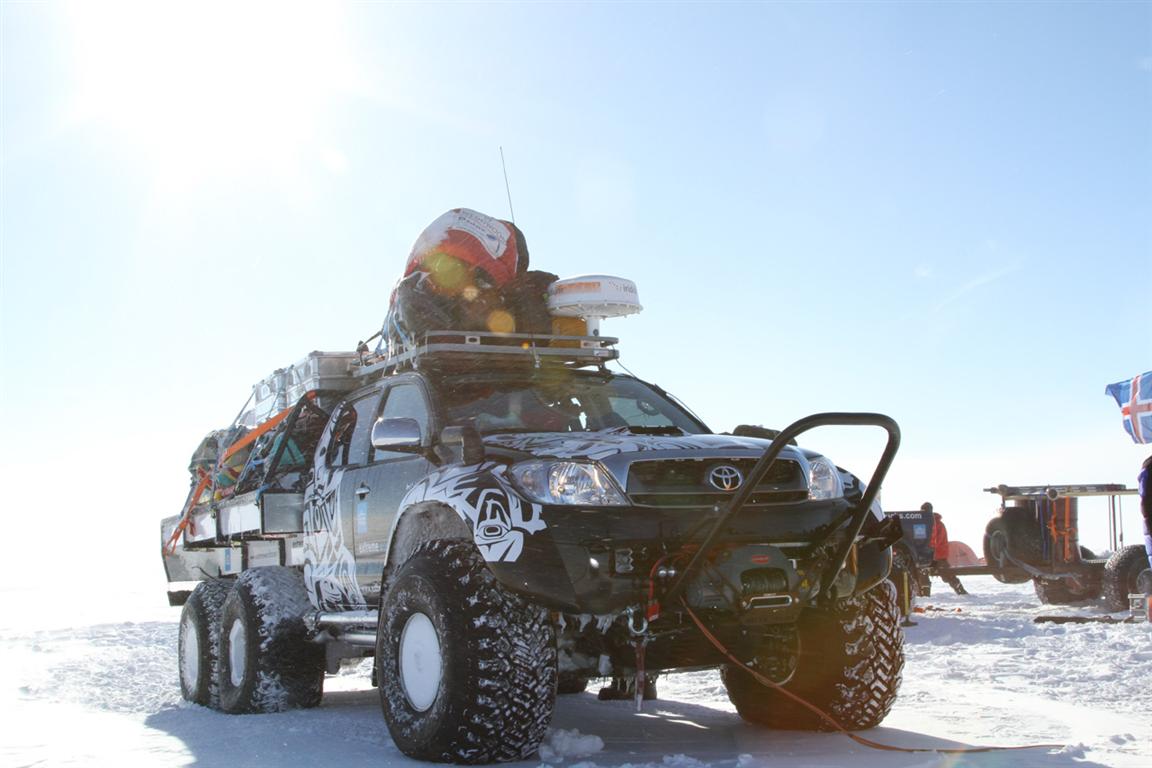 Toyota-Hilux-in-Antartica-01-600x400.jpg