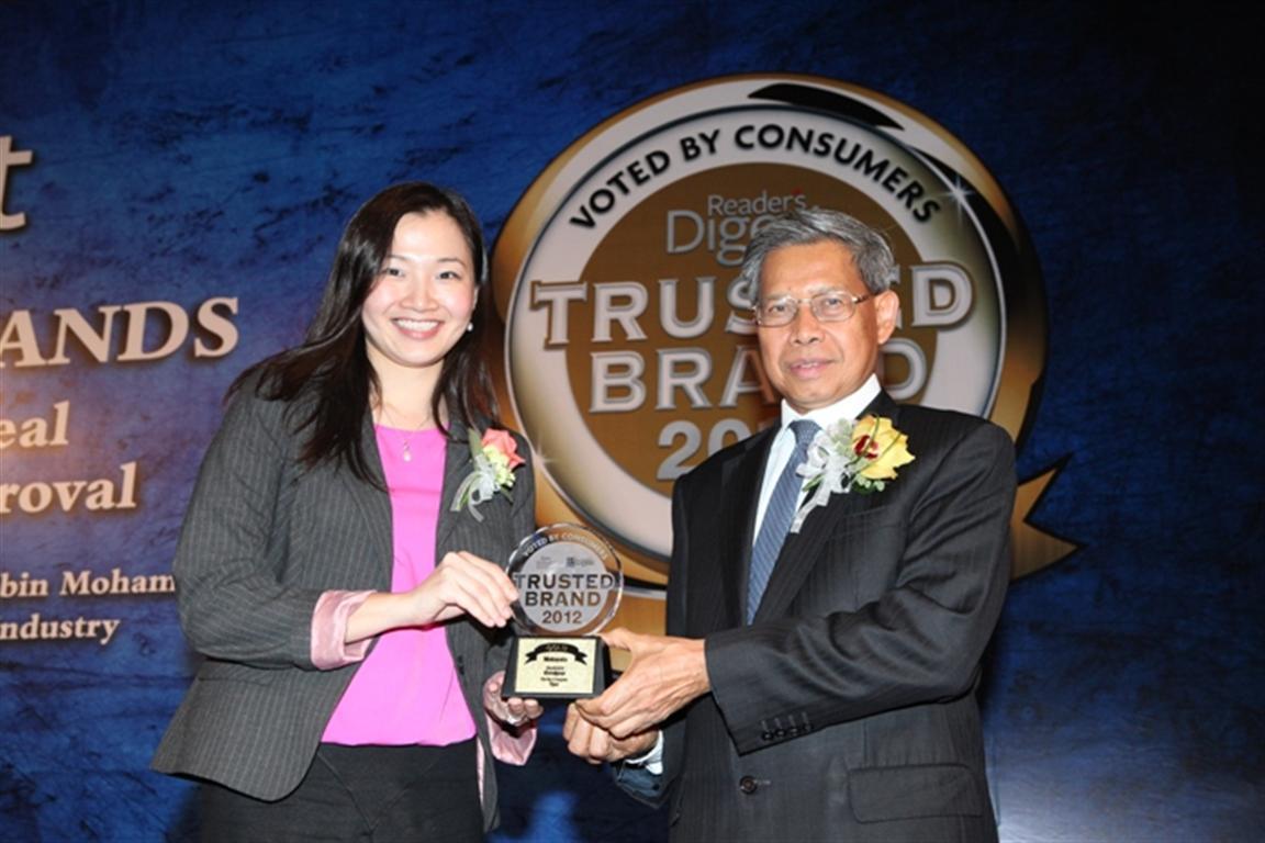 Ms-Claire-Lim-Marketing-Dir-of-Goodyear-Malaysia-and-Y.B.-Dato-Sri-Mustapa-bin-Mohamed-MITI-600x400.jpg