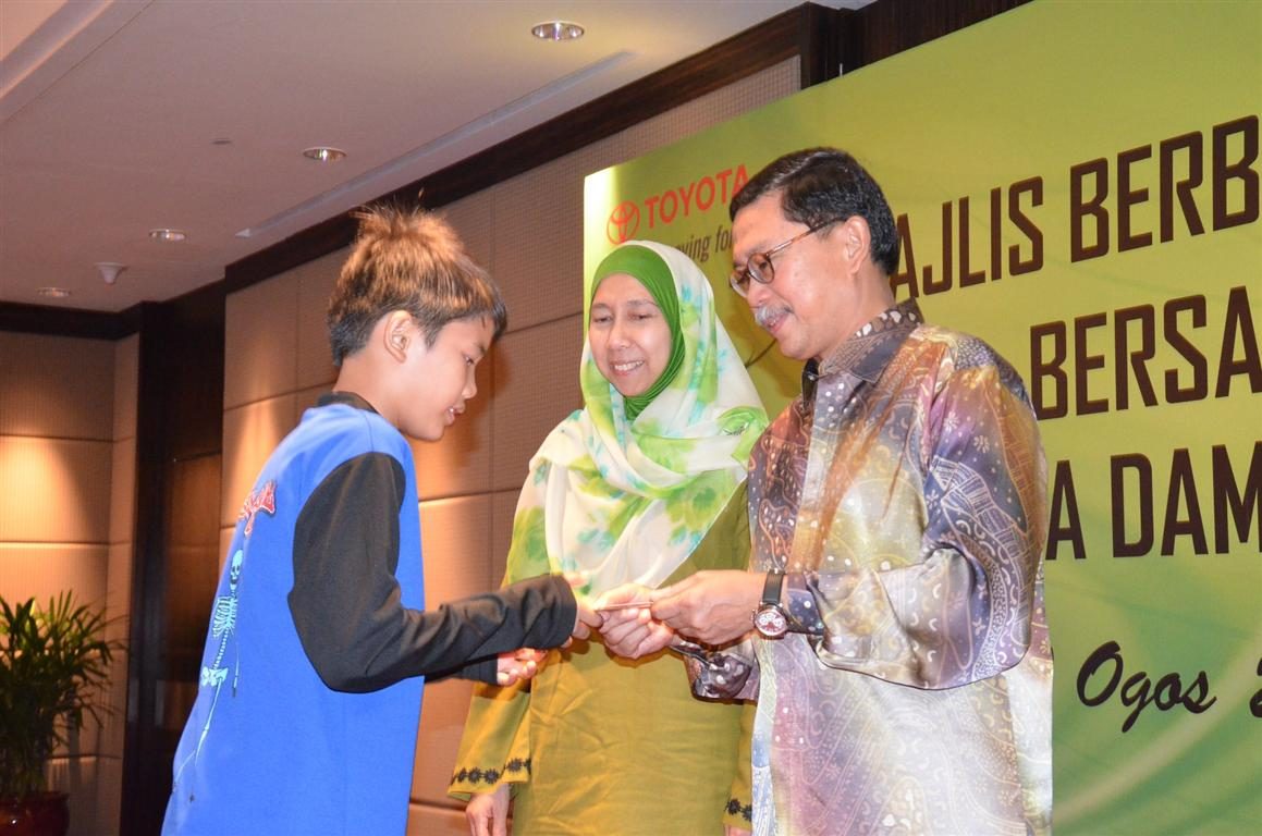 Datuk-Ismet-President-of-UMW-Toyota-Motor-and-wife-Datin-Azimar-Aziz-01-600x397.jpg