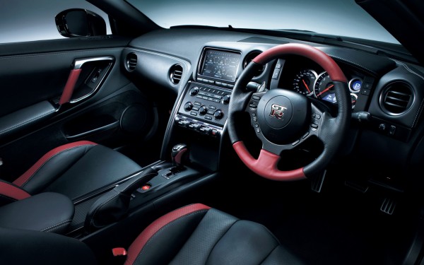 2014-Nissan-GTR-interior