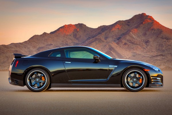 2014-nissan-gtr-side-view-pictures