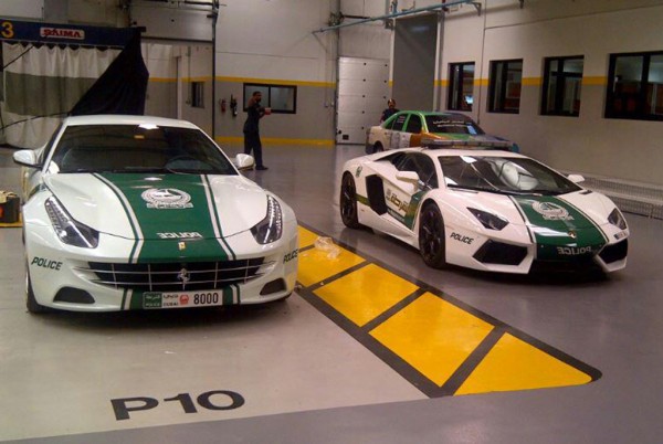 Lamborghini-Aventador-and-Ferrari-FF-Dubai-Police