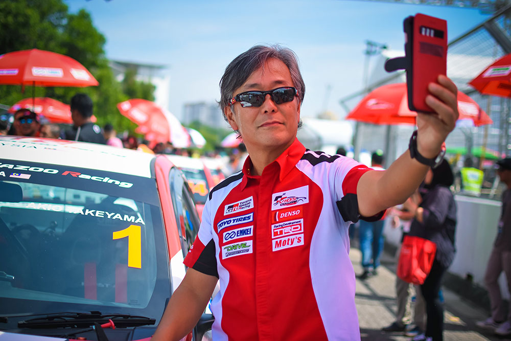 Deputy-Chairman-of-UMW-Toyota-Motor-Mr-Aiko-Takeyama-takes-a-selfie-700x467.jpg