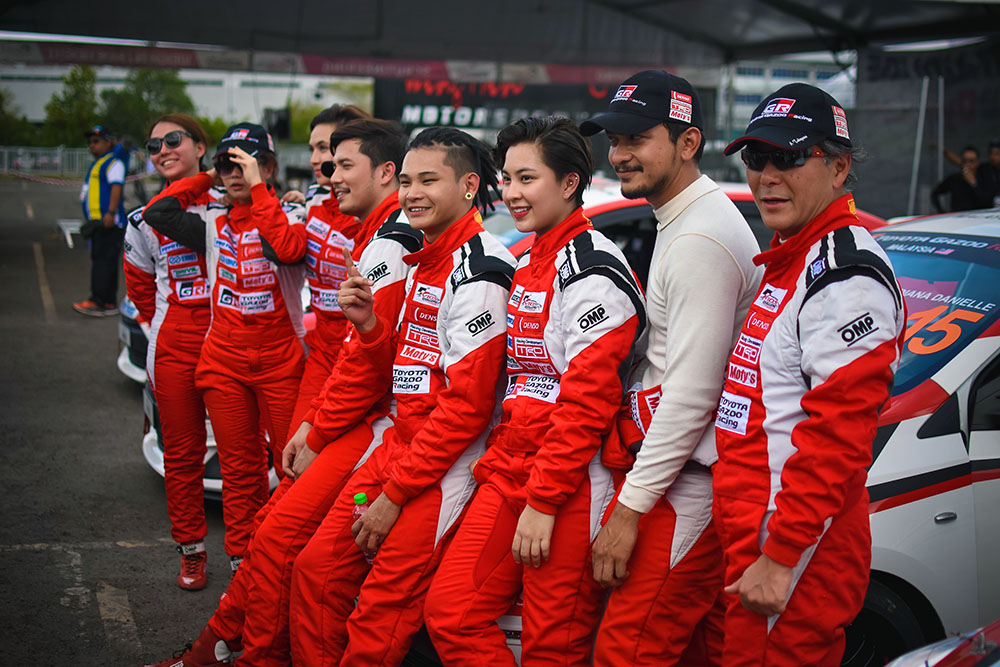 Promotional-class-racers-gathered-together-after-completing-their-first-race-of-the-day-700x467.jpg